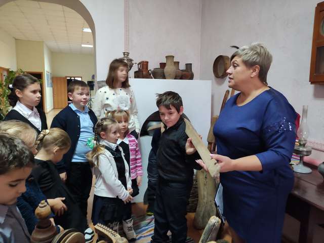 Обучающиеся Расховецкой школы посетили музейный уголок